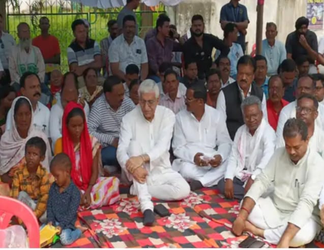 सर्व आदिवासी समाज  आंदोलन का तीसरा दिन, पुर्व डिप्टी सीएम व अमरजीत साथ बैठ किया समर्थन